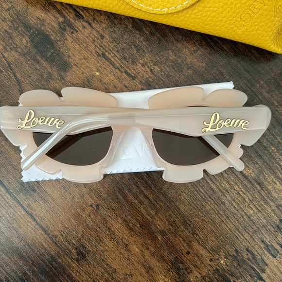 Loewe Paula Ibiza Flower
Shaped Sunglasses In Beige Endource New In Case… - Picture 8 of 14